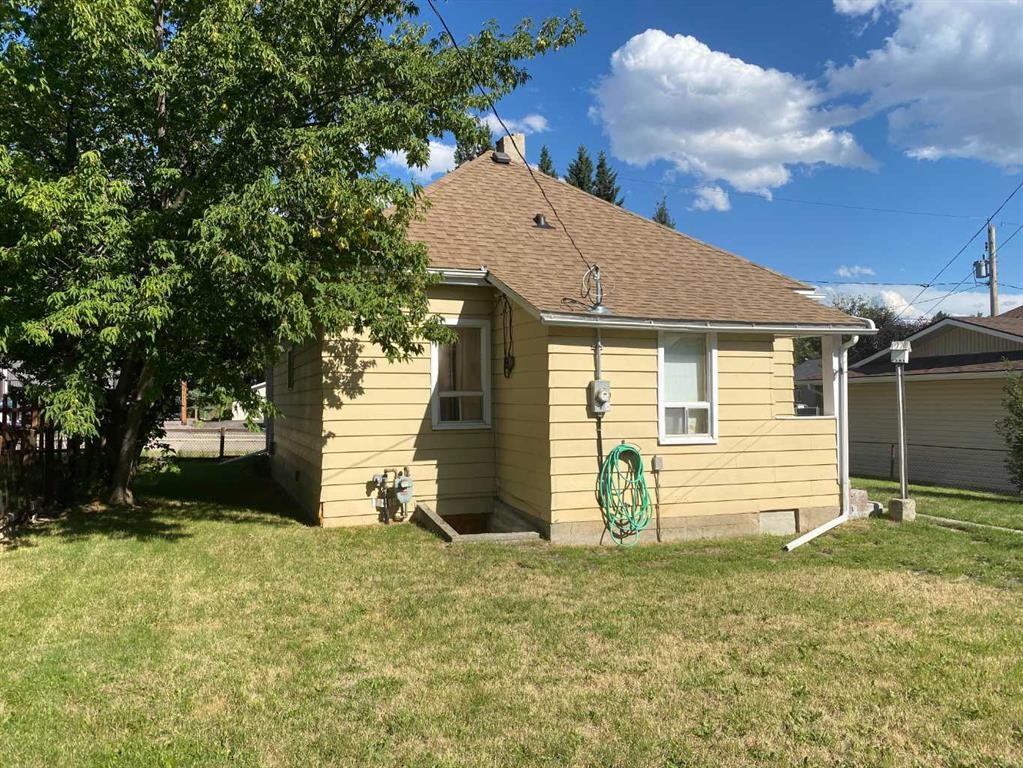 20630 25 Avenue, Bellevue, AB - Outdoor