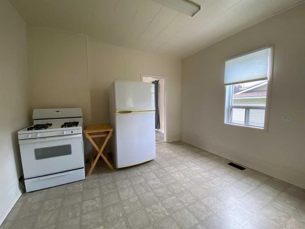 20630 25 Avenue, Bellevue, AB - Indoor Photo Showing Kitchen