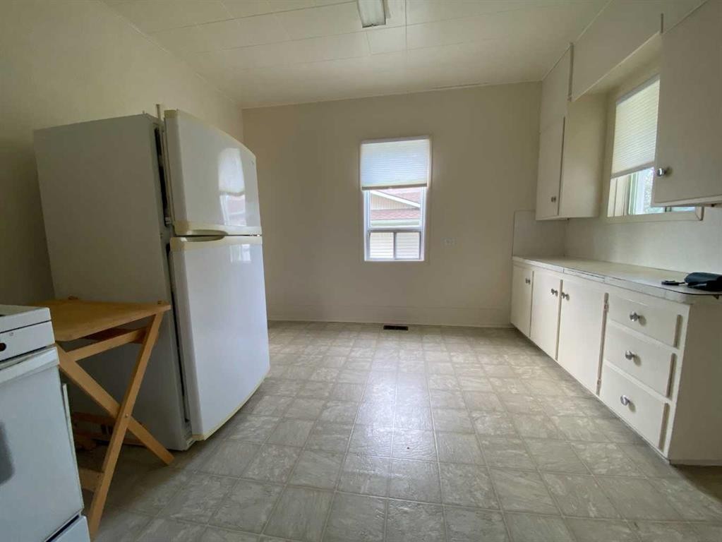 20630 25 Avenue, Bellevue, AB - Indoor Photo Showing Kitchen