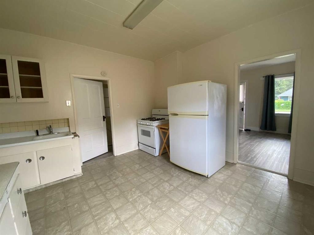 20630 25 Avenue, Bellevue, AB - Indoor Photo Showing Kitchen