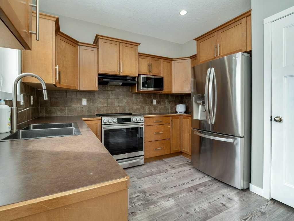 146 Silkstone Road West, Lethbridge, AB - Indoor Photo Showing Kitchen With Double Sink