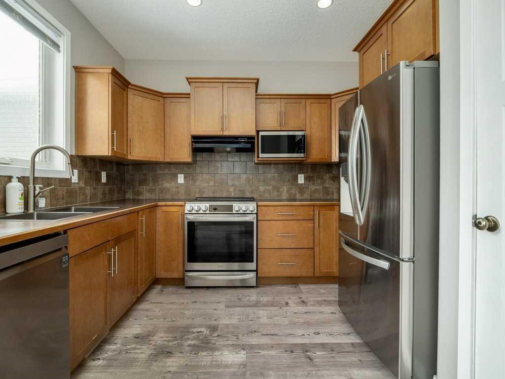 146 Silkstone Road West, Lethbridge, AB - Indoor Photo Showing Kitchen With Double Sink