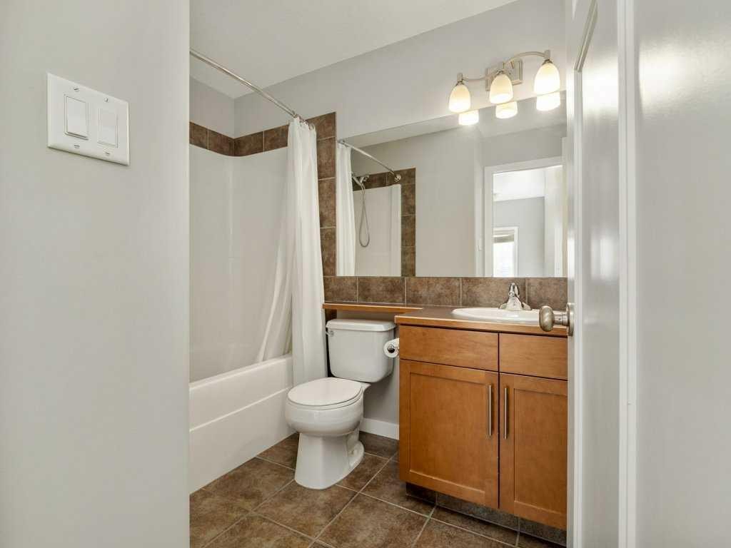 146 Silkstone Road West, Lethbridge, AB - Indoor Photo Showing Bathroom