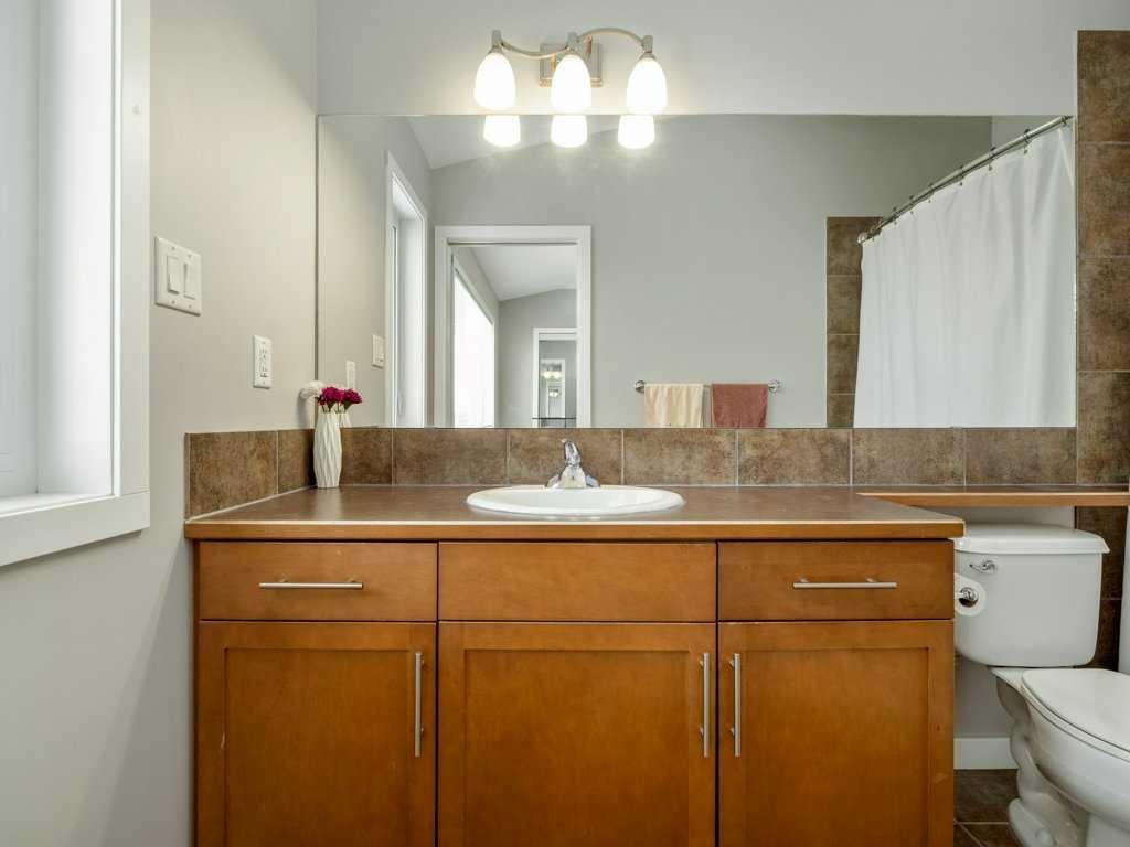 146 Silkstone Road West, Lethbridge, AB - Indoor Photo Showing Bathroom