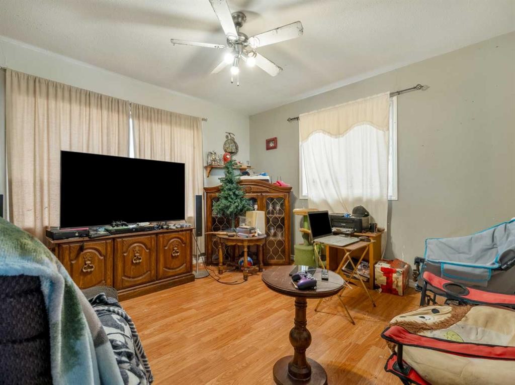 1508 19 Avenue, Coaldale, AB - Indoor Photo Showing Living Room