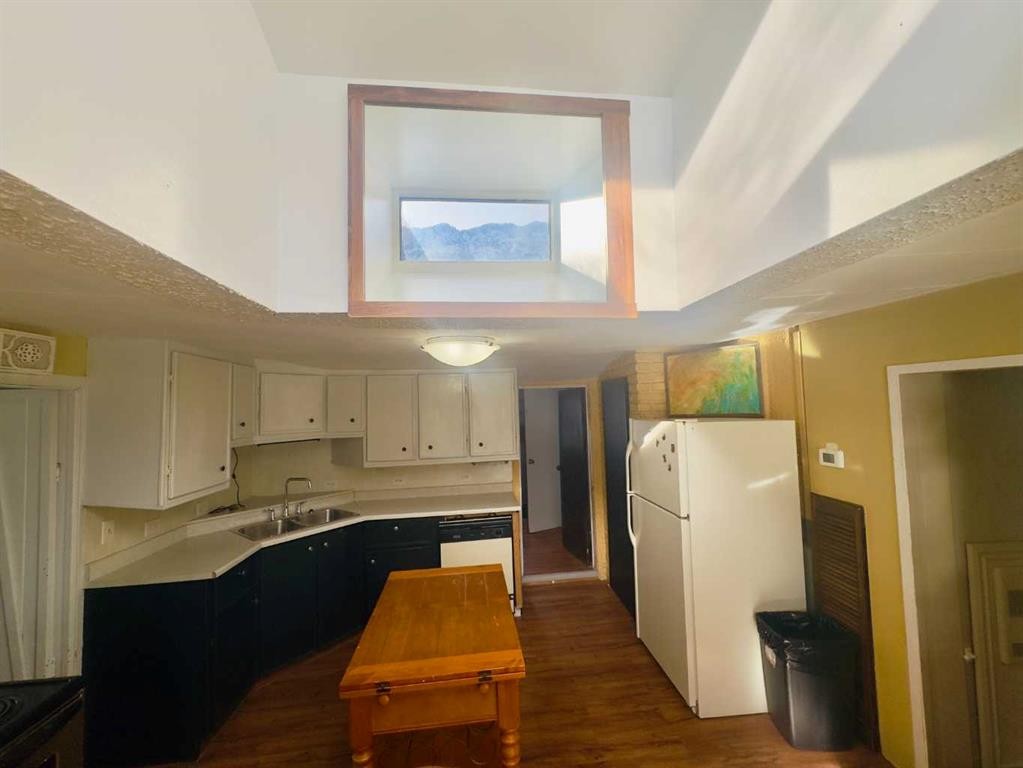 15030 21 Aveunue, Frank, AB - Indoor Photo Showing Kitchen With Double Sink