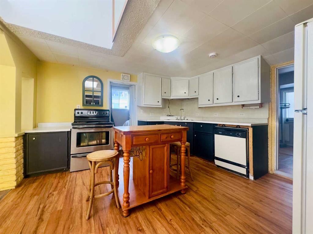 15030 21 Aveunue, Frank, AB - Indoor Photo Showing Kitchen