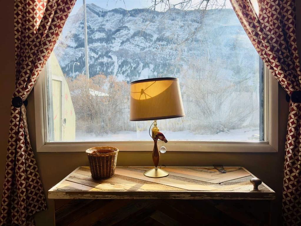 15030 21 Aveunue, Frank, AB - Indoor Photo Showing Other Room