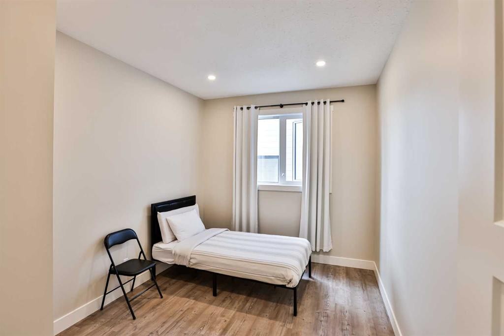 311 S 100 W, Raymond, AB - Indoor Photo Showing Bedroom