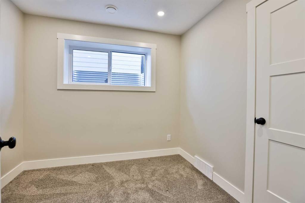 311 S 100 W, Raymond, AB - Indoor Photo Showing Other Room