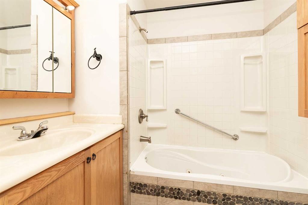 217 50 Avenue, Coalhurst, AB - Indoor Photo Showing Bathroom