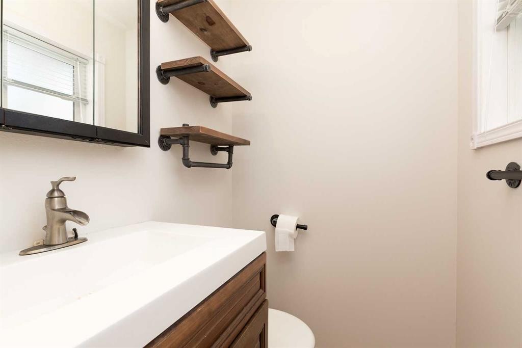 217 50 Avenue, Coalhurst, AB - Indoor Photo Showing Bathroom