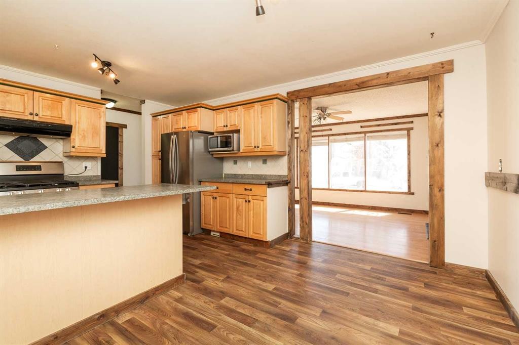 217 50 Avenue, Coalhurst, AB - Indoor Photo Showing Kitchen