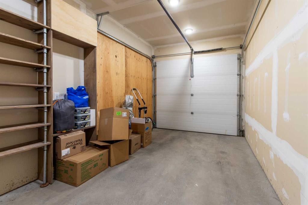 5-418 Highlands Boulevard West, Lethbridge, AB - Indoor Photo Showing Garage