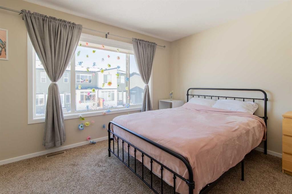 5-418 Highlands Boulevard West, Lethbridge, AB - Indoor Photo Showing Bedroom