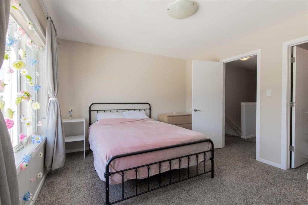 5-418 Highlands Boulevard West, Lethbridge, AB - Indoor Photo Showing Bedroom