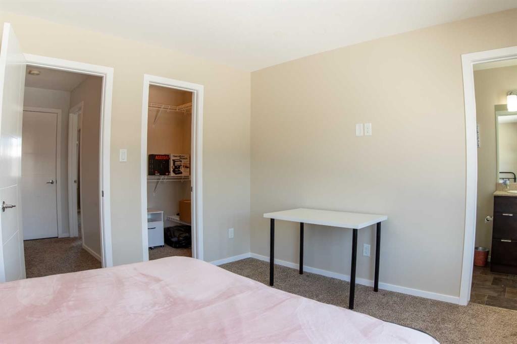 5-418 Highlands Boulevard West, Lethbridge, AB - Indoor Photo Showing Bedroom