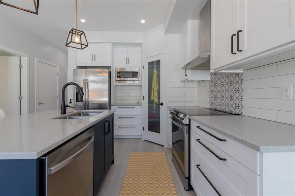 5-418 Highlands Boulevard West, Lethbridge, AB - Indoor Photo Showing Kitchen With Double Sink With Upgraded Kitchen