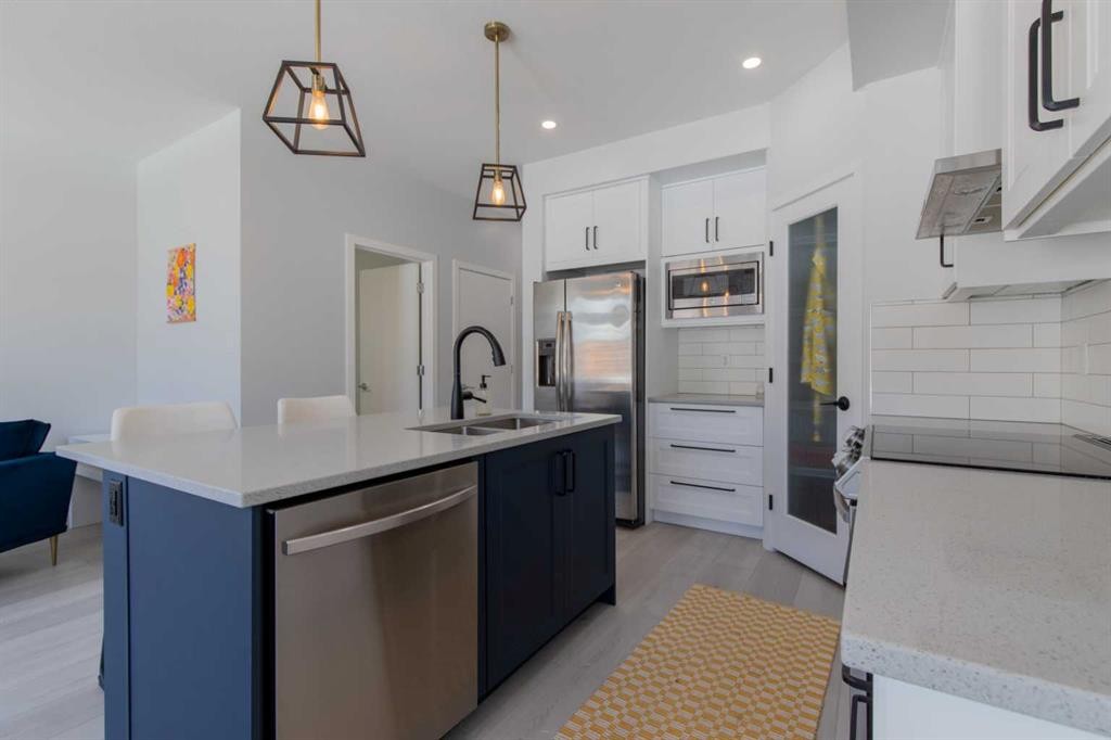 5-418 Highlands Boulevard West, Lethbridge, AB - Indoor Photo Showing Kitchen With Double Sink With Upgraded Kitchen