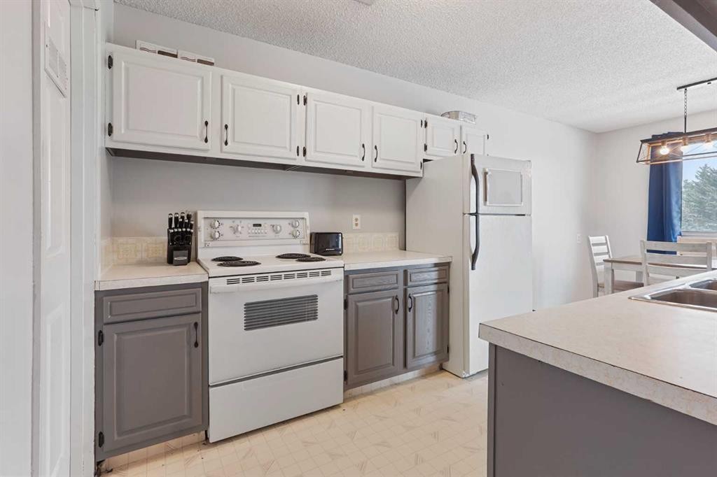 36-5 Acadia Road West, Lethbridge, AB - Indoor Photo Showing Kitchen