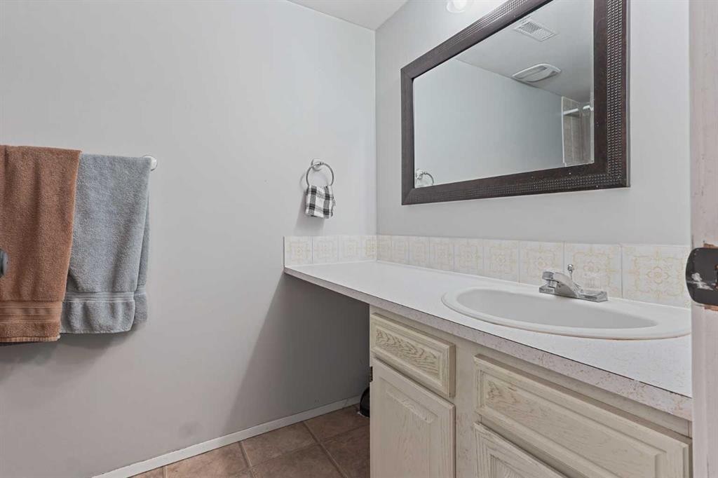 36-5 Acadia Road West, Lethbridge, AB - Indoor Photo Showing Bathroom