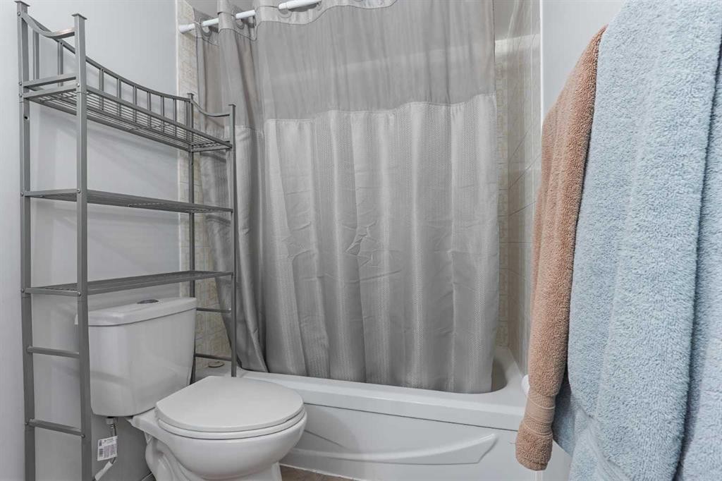 36-5 Acadia Road West, Lethbridge, AB - Indoor Photo Showing Bathroom