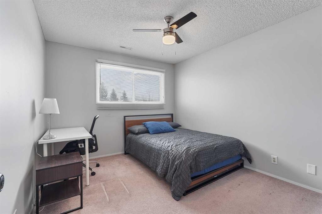 36-5 Acadia Road West, Lethbridge, AB - Indoor Photo Showing Bedroom