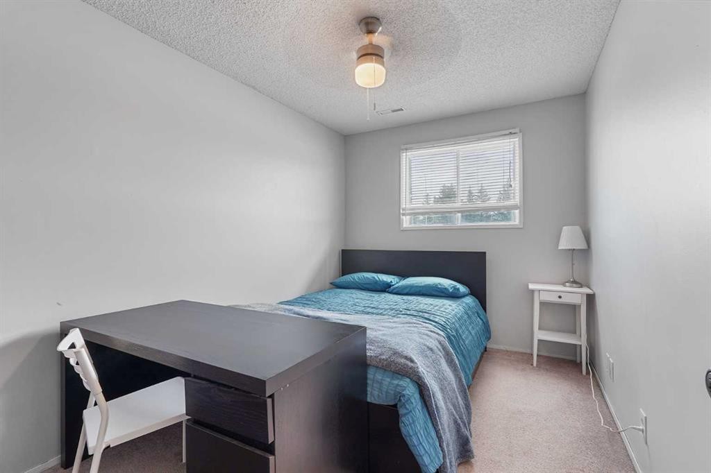 36-5 Acadia Road West, Lethbridge, AB - Indoor Photo Showing Bedroom