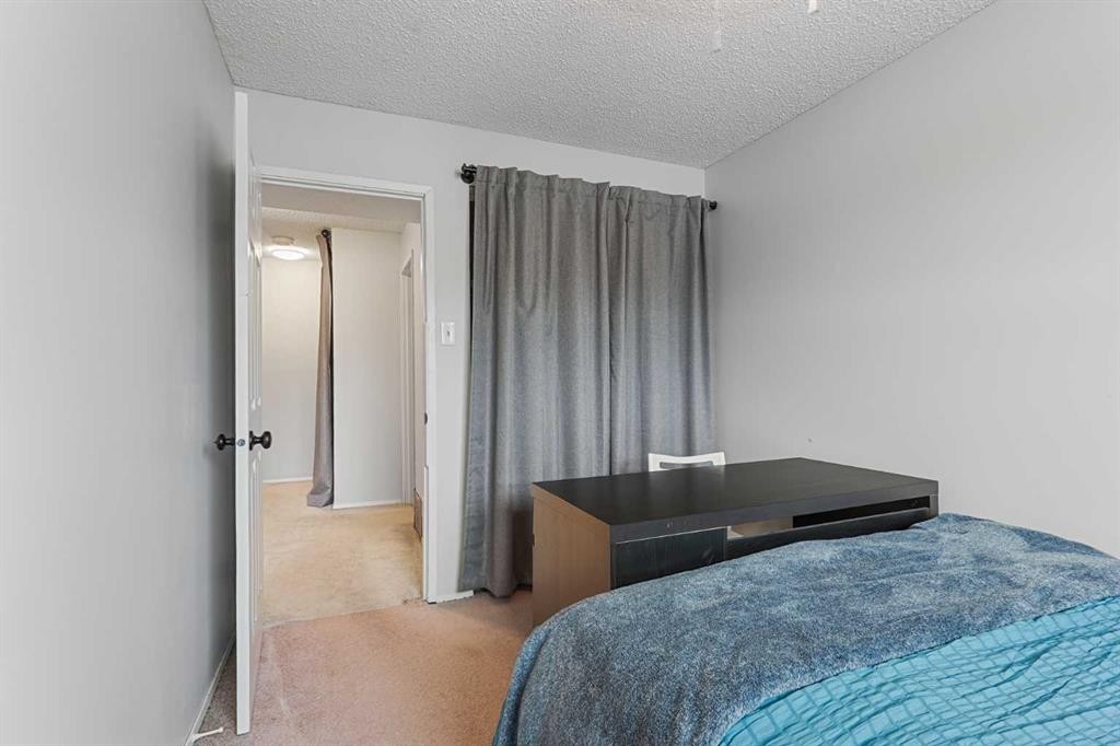 36-5 Acadia Road West, Lethbridge, AB - Indoor Photo Showing Bedroom