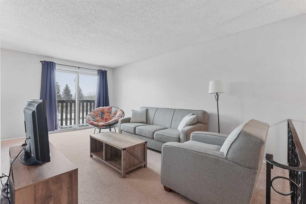 36-5 Acadia Road West, Lethbridge, AB - Indoor Photo Showing Living Room