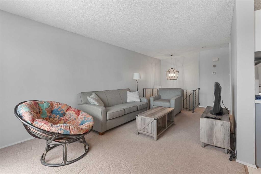 36-5 Acadia Road West, Lethbridge, AB - Indoor Photo Showing Living Room