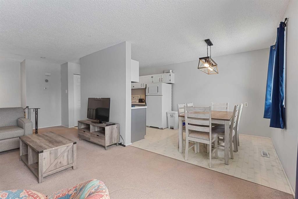 36-5 Acadia Road West, Lethbridge, AB - Indoor