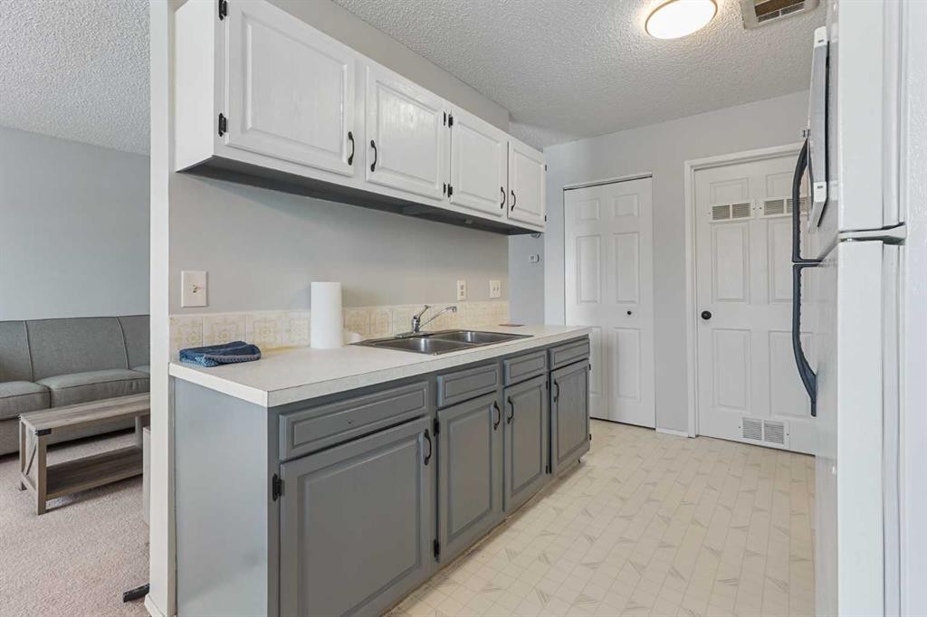 36-5 Acadia Road West, Lethbridge, AB - Indoor Photo Showing Kitchen With Double Sink