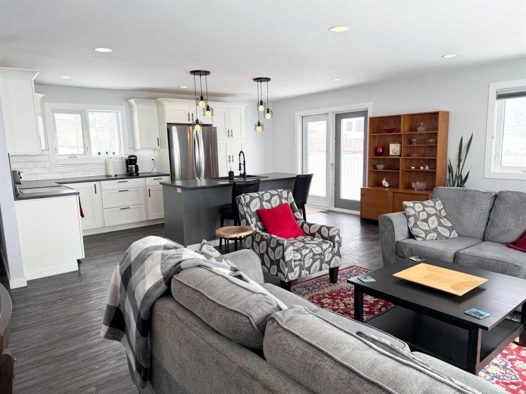 8142 26 Avenue, Coleman, AB - Indoor Photo Showing Living Room