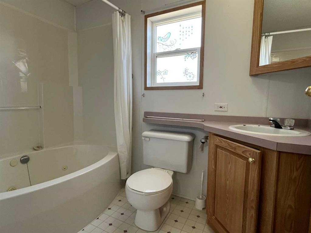 230 4 Street, Stirling, AB - Indoor Photo Showing Bathroom