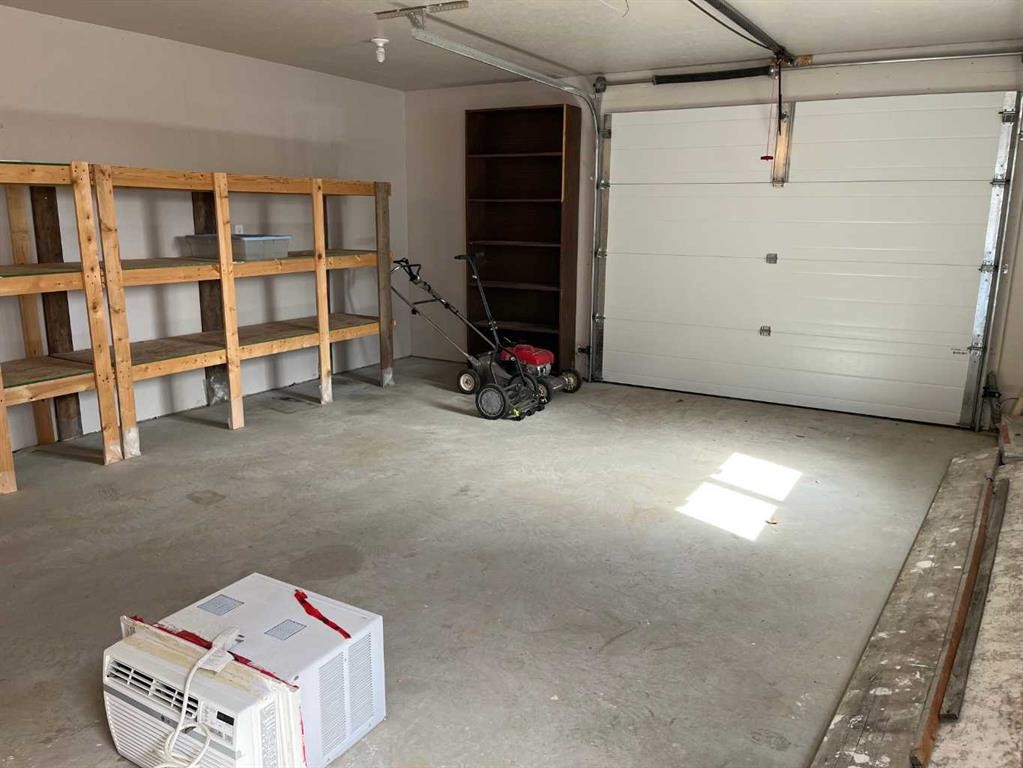 230 4 Street, Stirling, AB - Indoor Photo Showing Garage