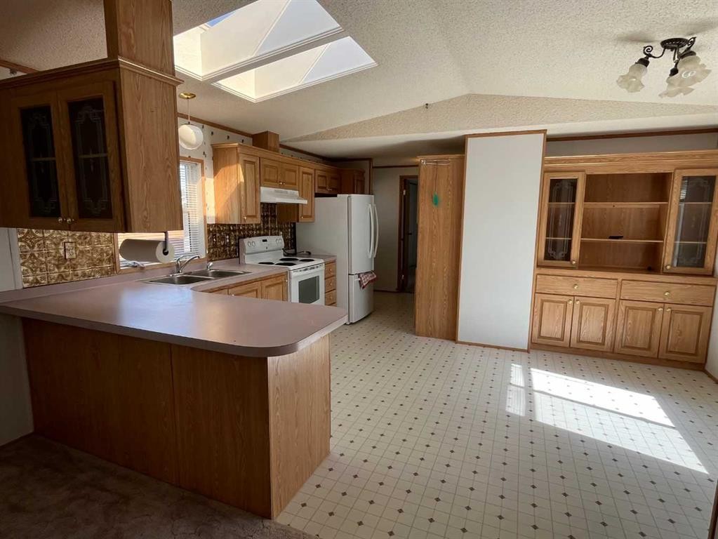 230 4 Street, Stirling, AB - Indoor Photo Showing Kitchen With Double Sink