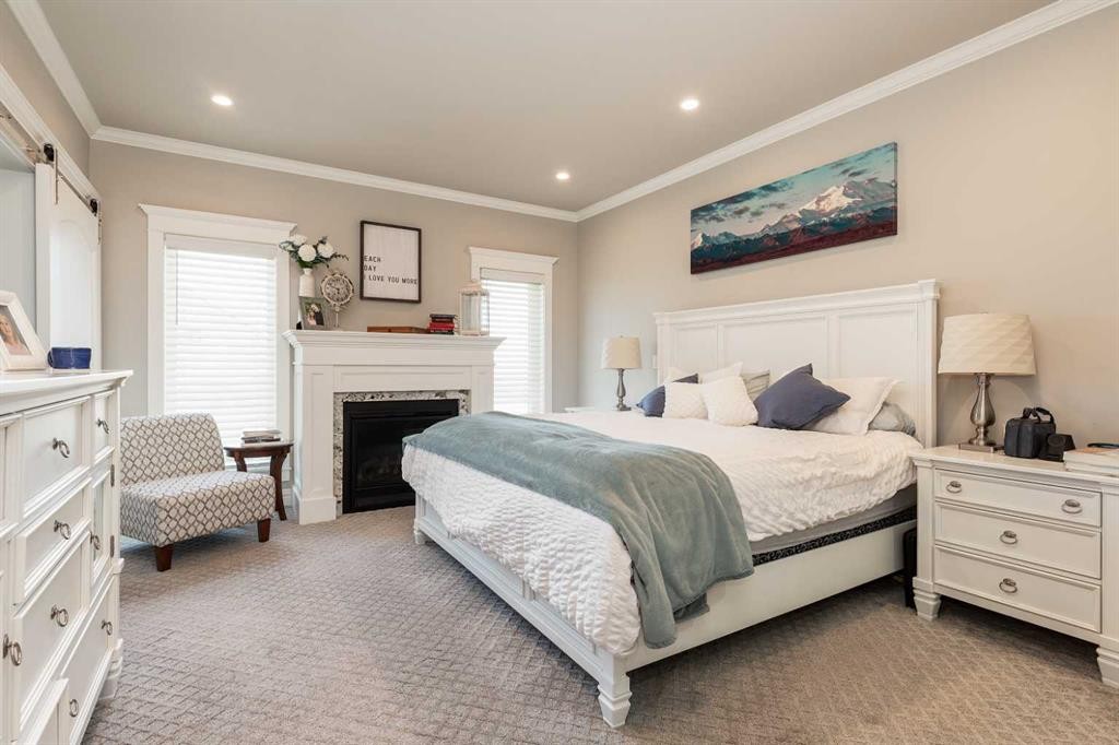 1 Edgemoor Way West, Lethbridge, AB - Indoor Photo Showing Bedroom
