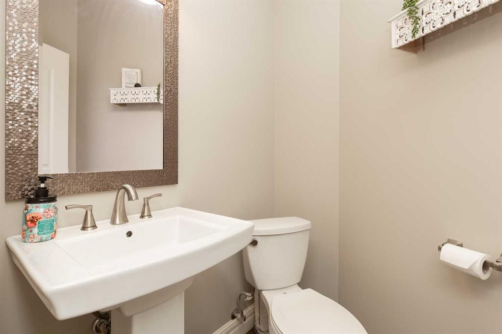 1 Edgemoor Way West, Lethbridge, AB - Indoor Photo Showing Bathroom