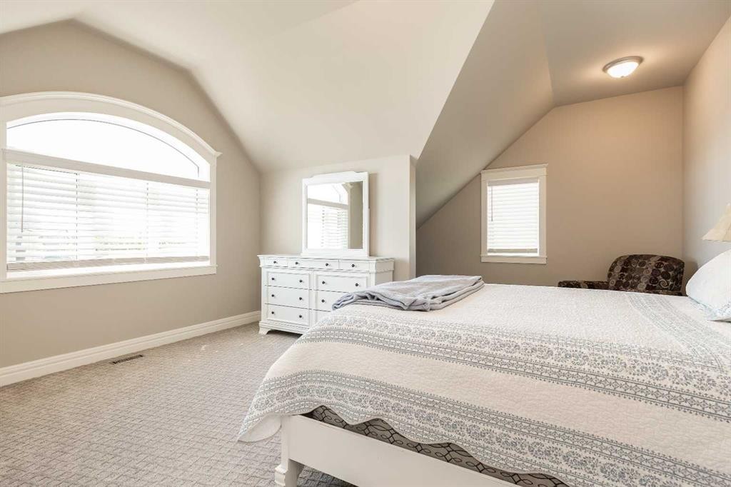1 Edgemoor Way West, Lethbridge, AB - Indoor Photo Showing Bedroom