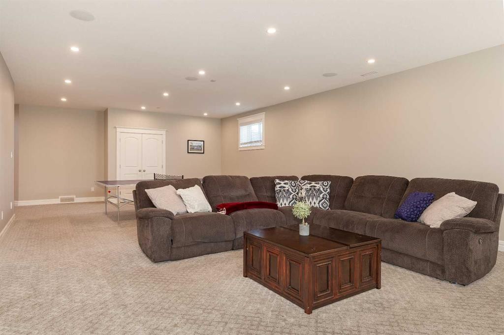 1 Edgemoor Way West, Lethbridge, AB - Indoor Photo Showing Living Room