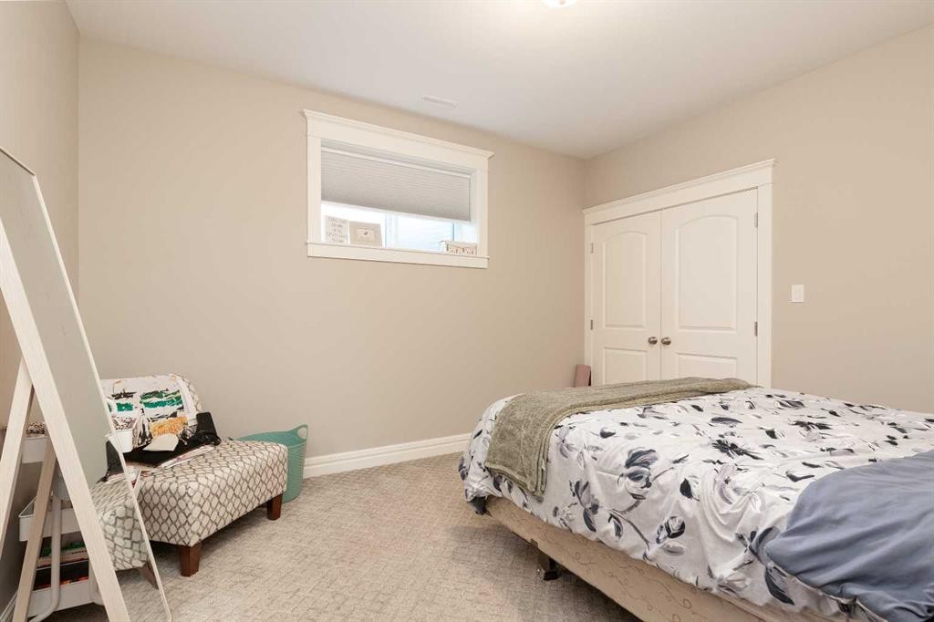 1 Edgemoor Way West, Lethbridge, AB - Indoor Photo Showing Bedroom