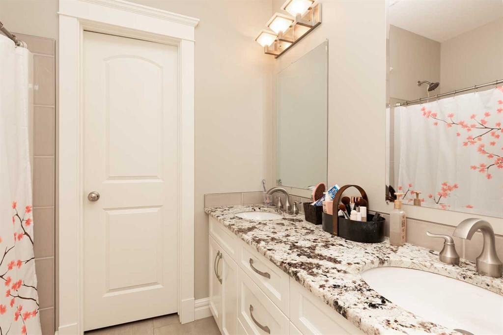 1 Edgemoor Way West, Lethbridge, AB - Indoor Photo Showing Bathroom