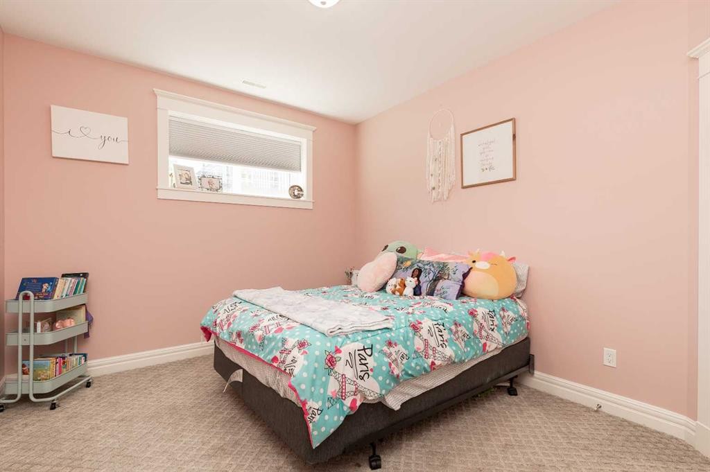 1 Edgemoor Way West, Lethbridge, AB - Indoor Photo Showing Bedroom