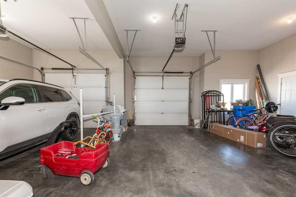 1 Edgemoor Way West, Lethbridge, AB - Indoor Photo Showing Garage