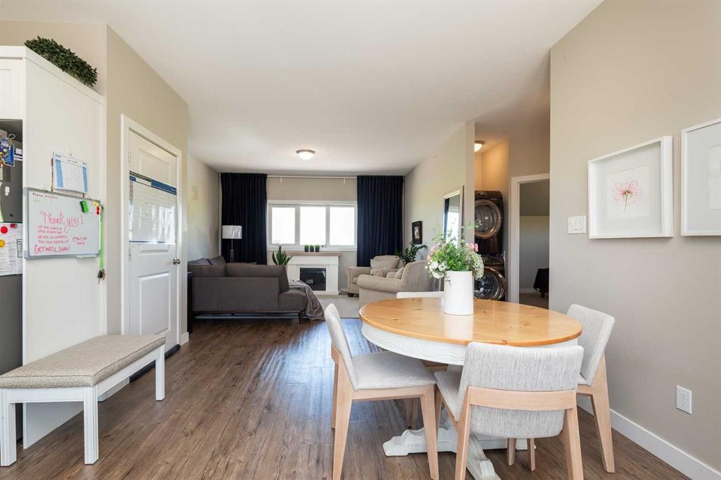 1 Edgemoor Way West, Lethbridge, AB - Indoor Photo Showing Dining Room