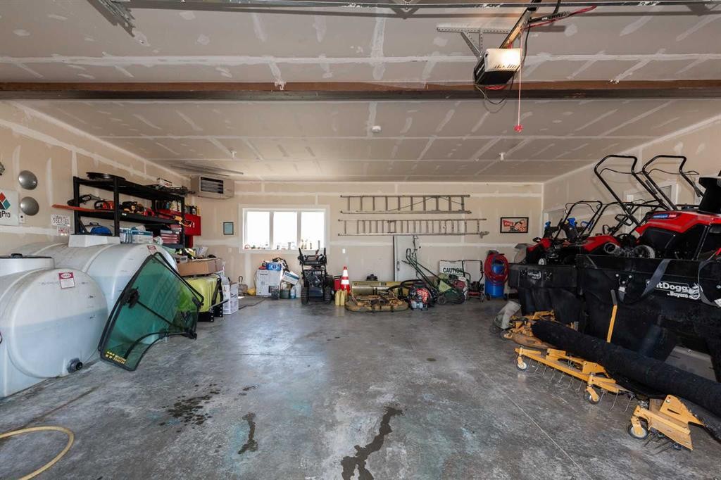 1 Edgemoor Way West, Lethbridge, AB - Indoor Photo Showing Garage