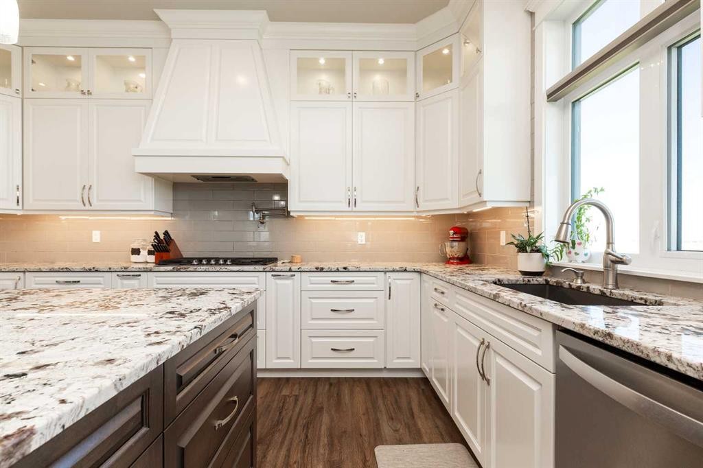 1 Edgemoor Way West, Lethbridge, AB - Indoor Photo Showing Kitchen With Upgraded Kitchen