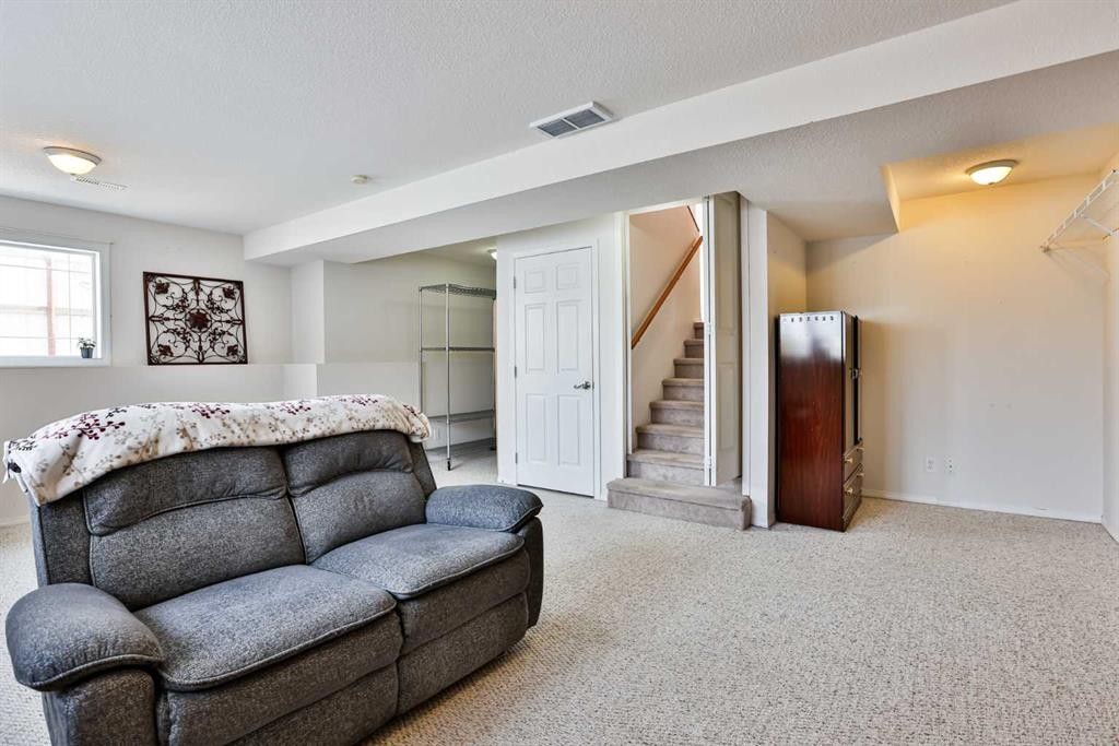 289 Cougar Way North, Lethbridge, AB - Indoor Photo Showing Living Room