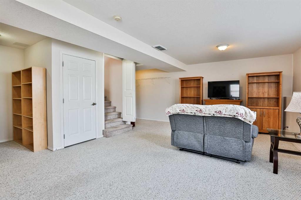 289 Cougar Way North, Lethbridge, AB - Indoor Photo Showing Bedroom